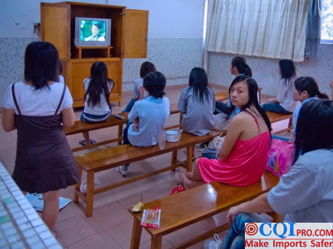 On May 26, 2010, the public TV room in the female dormitory of the electronics factory.