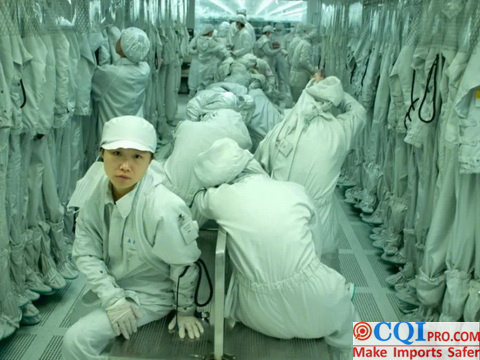 On January 5, 2011, the female workers in the electronics factory rested in the locker room.