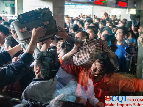 On February 2, 2013, at the long-distance bus station before the Spring Festival, migrant workers who were preparing to go home struggled through the crowd.