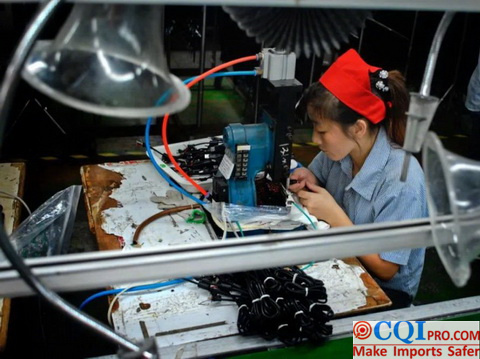 On July 24, 2011, the female worker of the electronic wire factory.