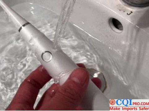 Electric toothbrush waterproof inspection,Cleaning the toothbrush after brushing teeth is usually rinsing