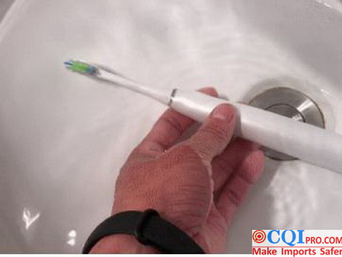 Electric toothbrush waterproof inspection，Start the machine in water for use.