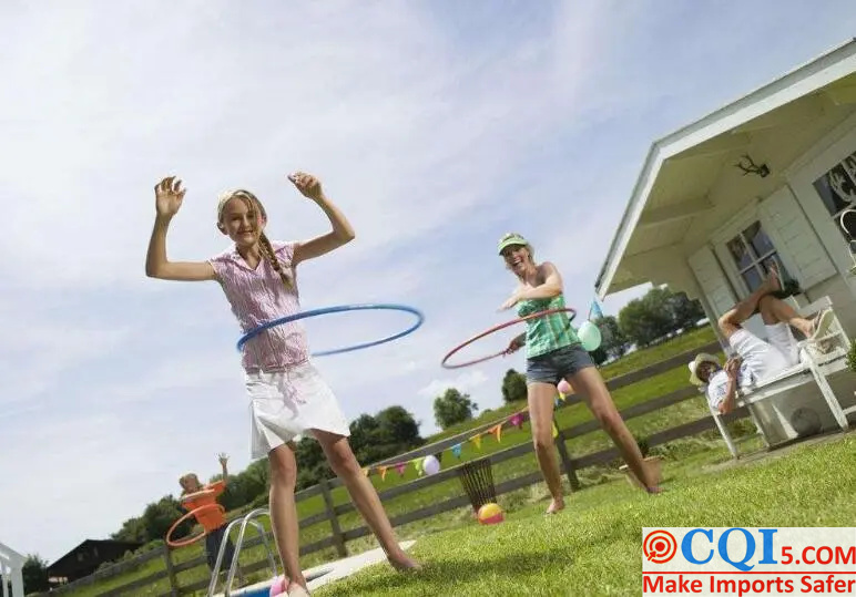 People are using hula hoop to keep fit-1