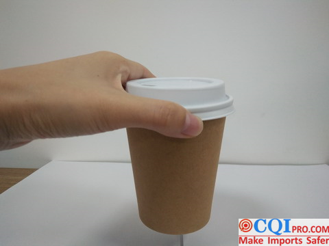 Fill the paper cup with hot water, hold the paper cup by hand and check its insulation effect