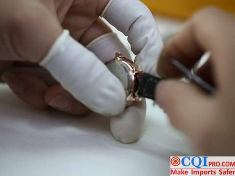 Inspection of strap structure of quartz watch