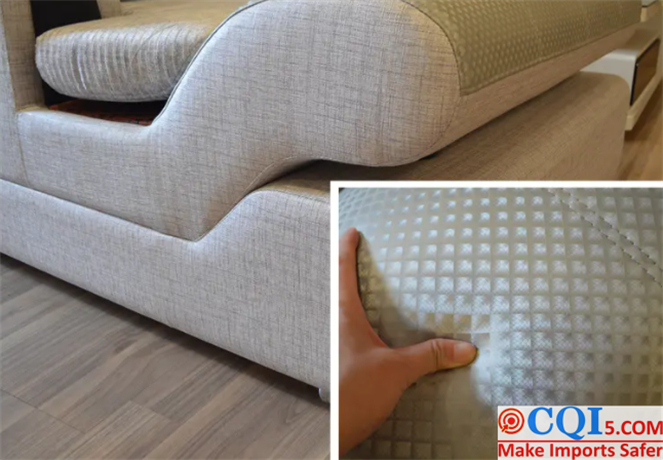 The inspector checks the basic situation of sofa surface material by pressing and touching the sofa.