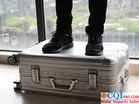 Trolley case load test, test the load bearing and compression performance of the case and trolley.